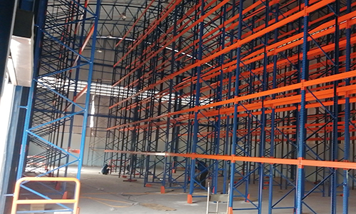 What are the advantages of adjustable pallet racking?